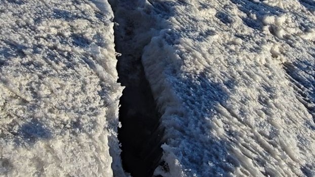 Ağrı Dağı’nın zirvesinde buzul çatlakları görüntülendi