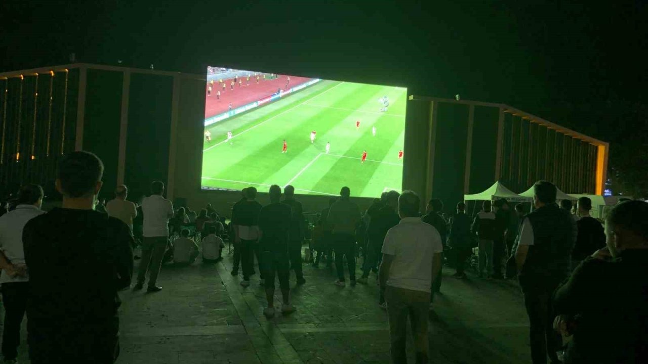 Erzincanlılar, A Milli Takım’ın galibiyet sevincini meydanda yaşadı