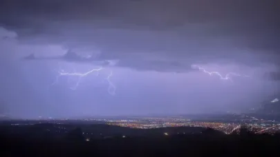Erzincan’da geceyi aydınlatan şimşek ve yıldırımlar kamerada