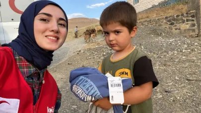 Türk Kızılay gönüllüleri köylerde çocukların yüzünü güldürdü