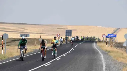 Bisiklet tutkunları Malazgirt’ten Ahlat’a tarihi rota için yollara düştü