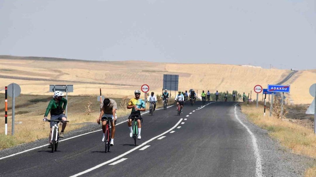 Bisiklet tutkunları Malazgirt’ten Ahlat’a tarihi rota için yollara düştü