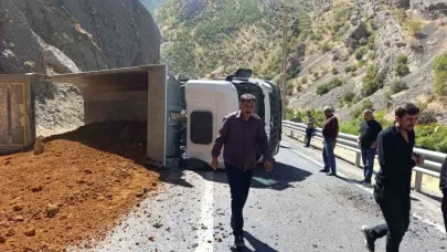 Hakkari’de maden yüklü kamyon devrildi:1 yaralı