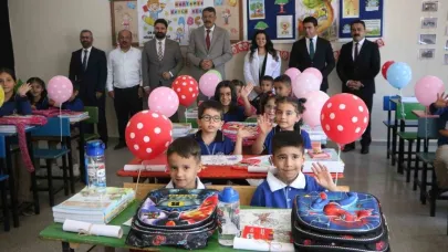 Hakkâri Valisi Ali Çelik’ten öğrencilere eğitim öğretim yılı hediyesi