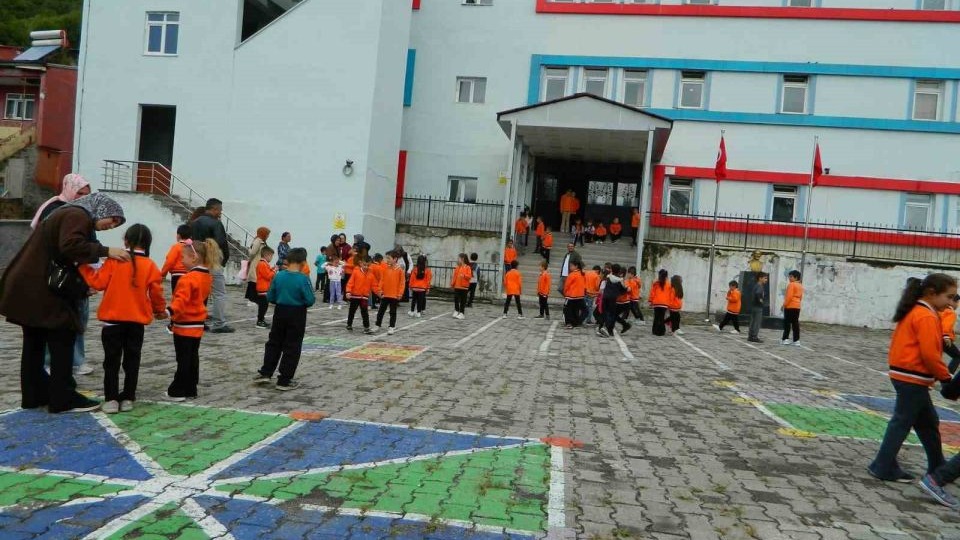 Posof’ta eğitim öğretim yılı davul zurna ile başladı