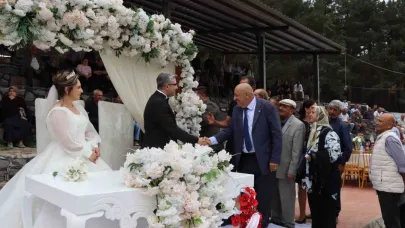 Erzurum'da Festival havasında düğün