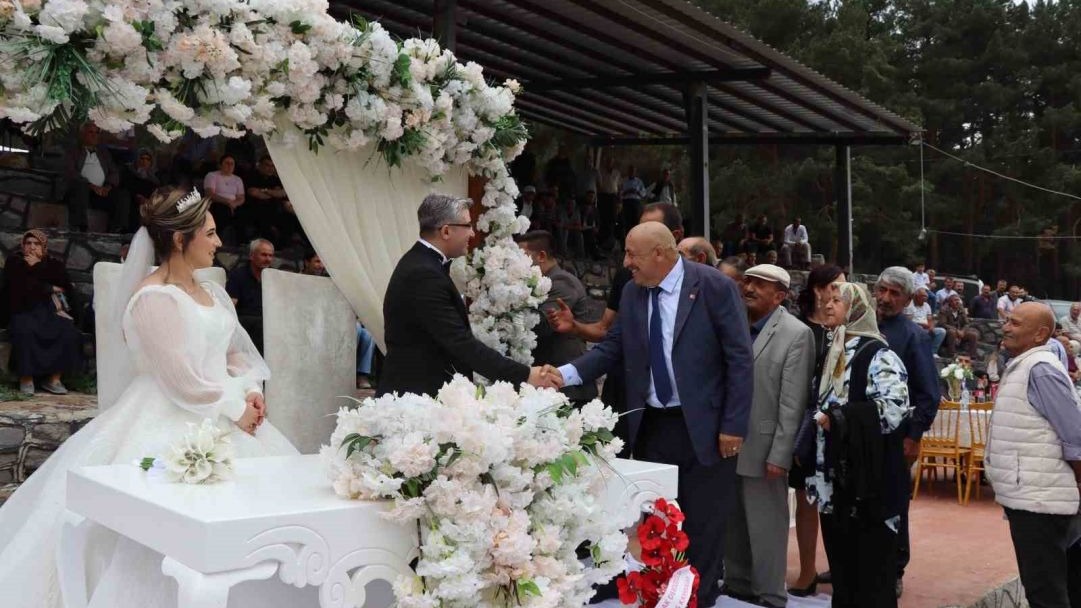 Erzurum'da Festival havasında düğün