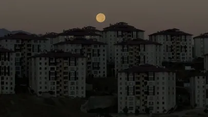Hakkari’nin Yüksekova ilçesinde dolunay görsel şölen yaşattı