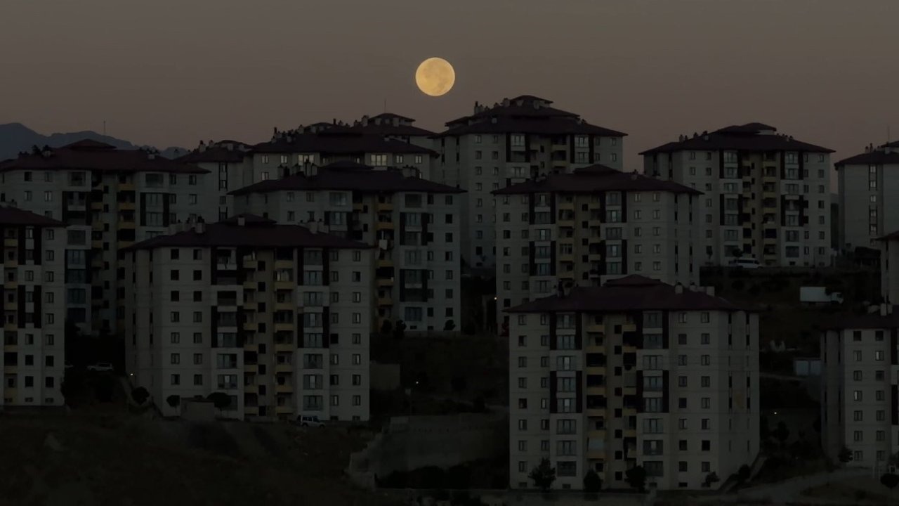 Hakkari’nin Yüksekova ilçesinde dolunay görsel şölen yaşattı