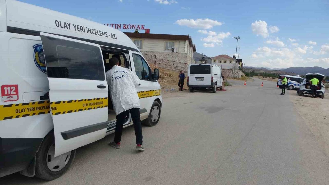 Feci kaza: Demir korkuluk sürücünün kafasına ok gibi saplandı
