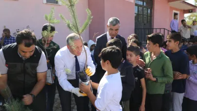 Ağrı’da Öğrenciler “Yeşil Vatan” İçin Fidan Dikti
