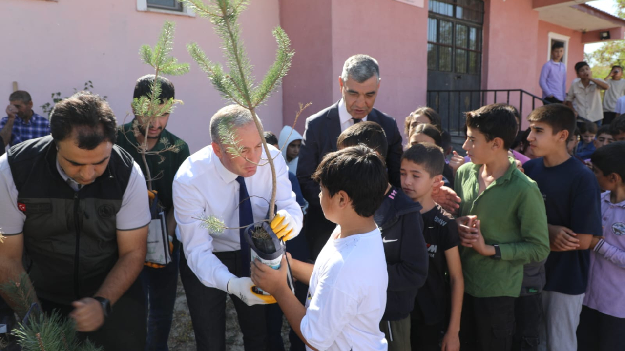 Ağrı’da Öğrenciler “Yeşil Vatan” İçin Fidan Dikti