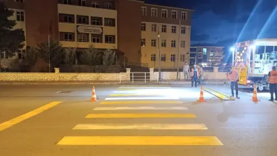 Yaya geçidi çizgileri boyanarak daha belirgin hale getirildi
