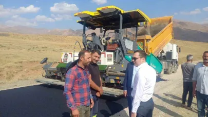 Hakkari'de Köy yolları asfaltlanıyor