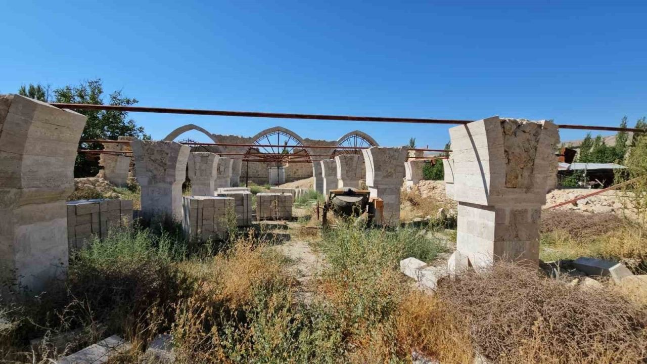 Darende’de tarihî Yusufpaşa Camisi yeniden ibadete açılmayı bekliyor