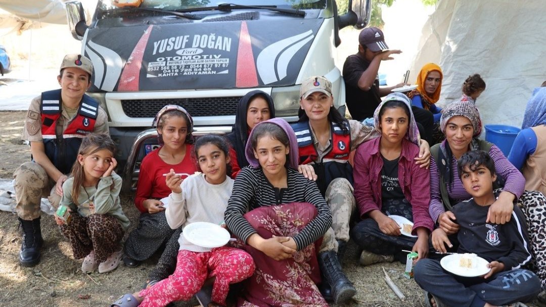 Erzincan’da jandarmadan minik kalplere doğum günü sürprizi