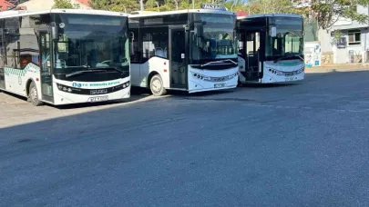 Bingöl’de el freni çekilmeyen otobüs geri kayarak park halindeki diğer otobüse çarptı