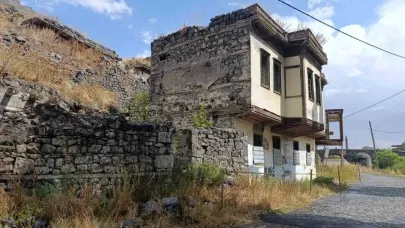 Kars’ta Tevfik Paşa Konağı gözler önünde yıkılıyor