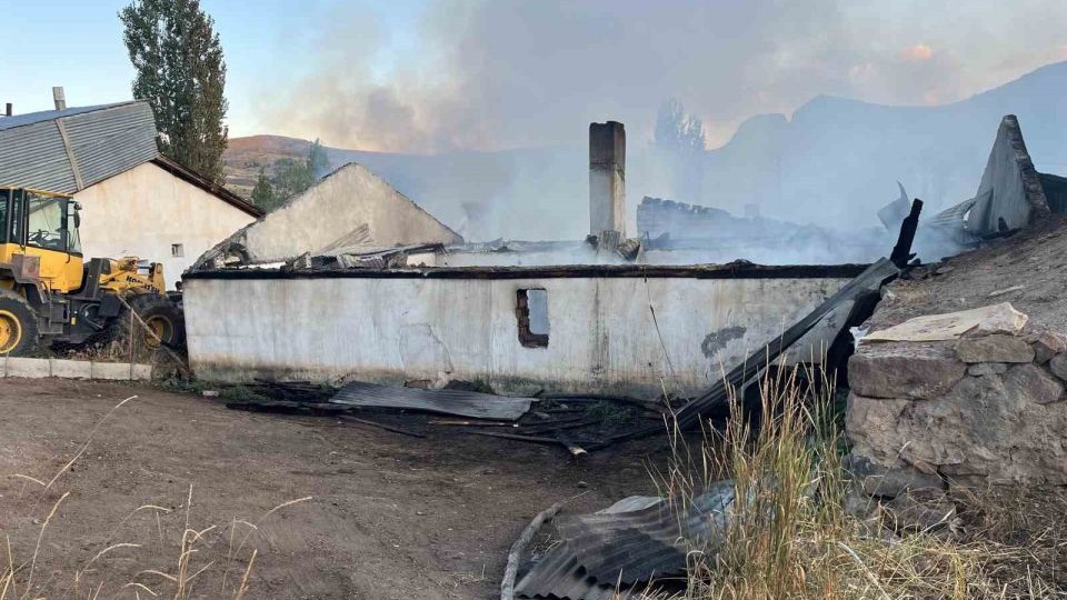 Erzurum Narman’da korkutan yangın: 3 evin çatısı kül oldu
