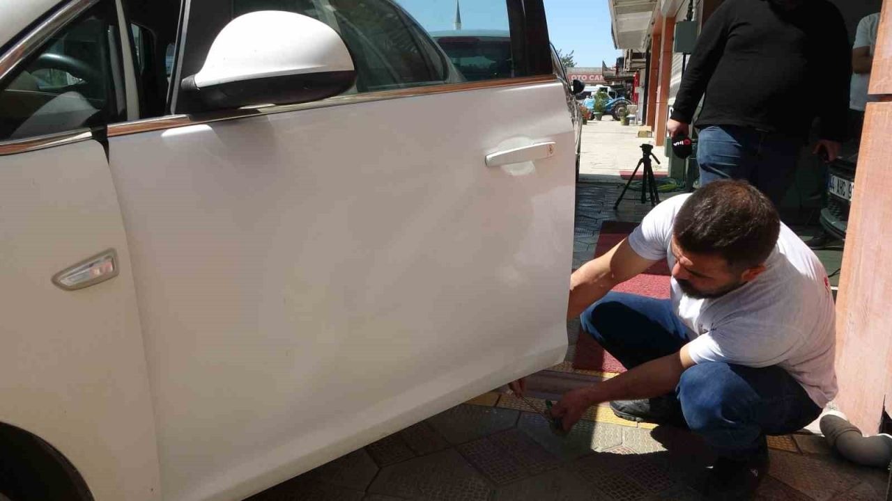 Malatya'da kaporta ustası torpil ve balonla göçük düzeltiyor
