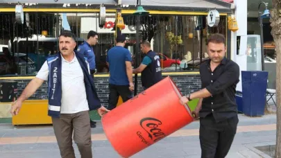Van Büyükşehir Belediyesi kaldırım ve yollara bırakılan malzemeleri topladı