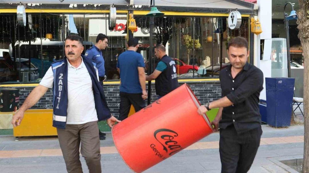 Van Büyükşehir Belediyesi kaldırım ve yollara bırakılan malzemeleri topladı