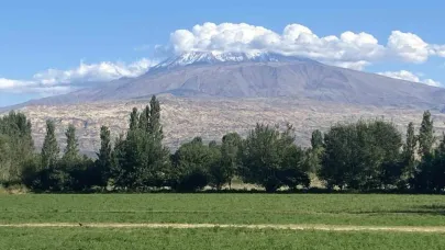 Ağrı Dağı’na mevsimin ilk karı yağdı