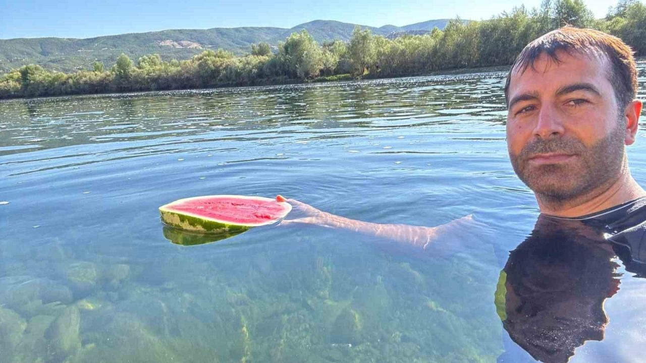 Bingöl’de doğa tutkunundan su altında meyve keyfi