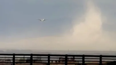 (Videolu Haber) Ağrı’da Fırtına Anında Uçak Hortumun Yanından Geçti