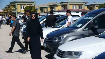 Van açık oto pazarı havaların serinlemesiyle hareketlendi