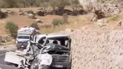 Freni boşalan park halindeki tır, park halindeki kamyoneti hurdaya çevirdi
