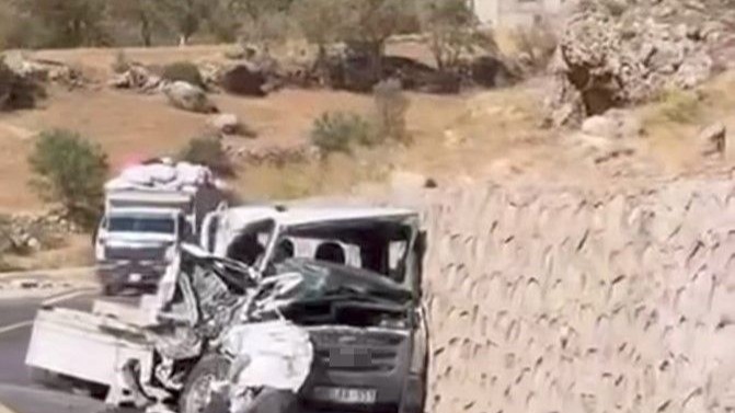 Freni boşalan park halindeki tır, park halindeki kamyoneti hurdaya çevirdi