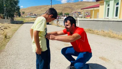 Kızılay Doğubayazıt ihtiyaç sahibi çocukları giydirdi