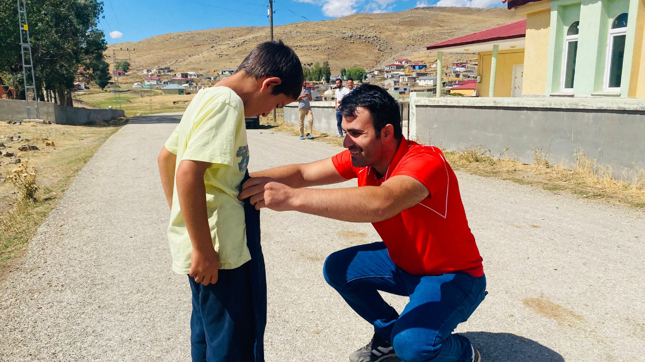 Kızılay Doğubayazıt ihtiyaç sahibi çocukları giydirdi