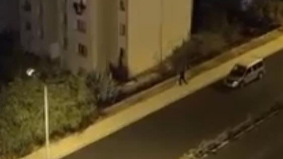 Eve pompalı tüfekli saldırı anı kamerada