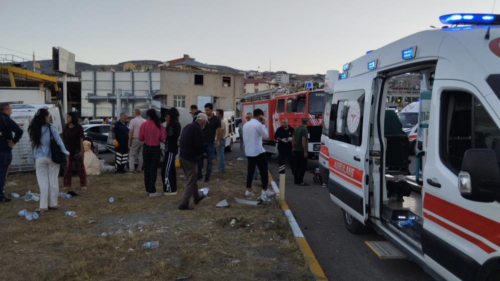 Fındık işçilerini taşıyan minibüs otomobille çarpıştı: 15 yaralı