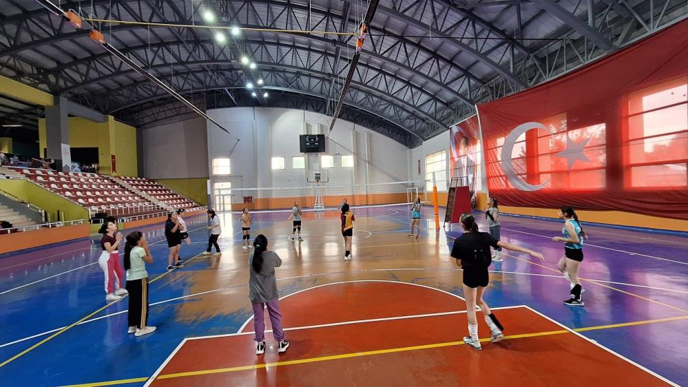 Voleybol antrenmanları yoğun ilgi görüyor