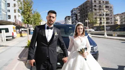 Başkanın makam aracı depremzede çiftin gelin arabası oldu
