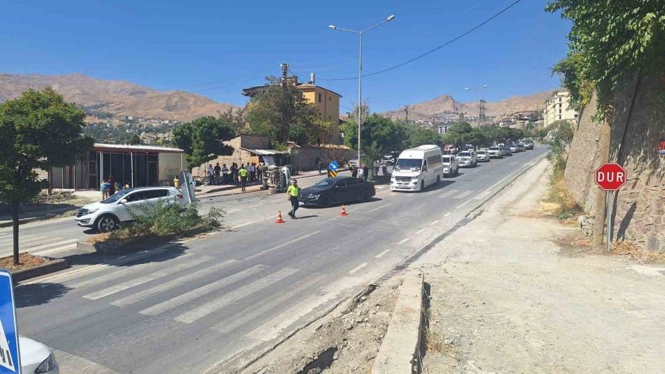 Hakkari’de kamyonet yan yattı: 1 yaralı