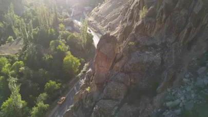 Yolun üzerindeki dev kaya korkutuyor