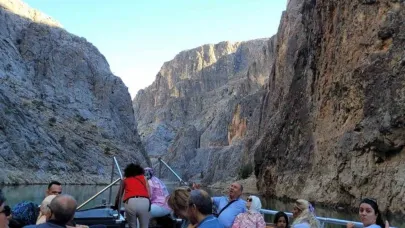 Erzincan’da dünyanın ikinci büyük kanyonunda tekne keyfi yapıp dağ keçilerini izliyorlar