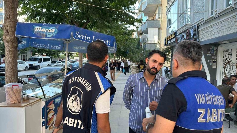 Zabıtadan lokum ve kolonyalı kaldırım işgali uyarısı