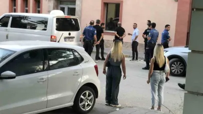 Parkta kızlarının gözü önünde bıçağı boğazına dayayan adamı polisler ikna etti
