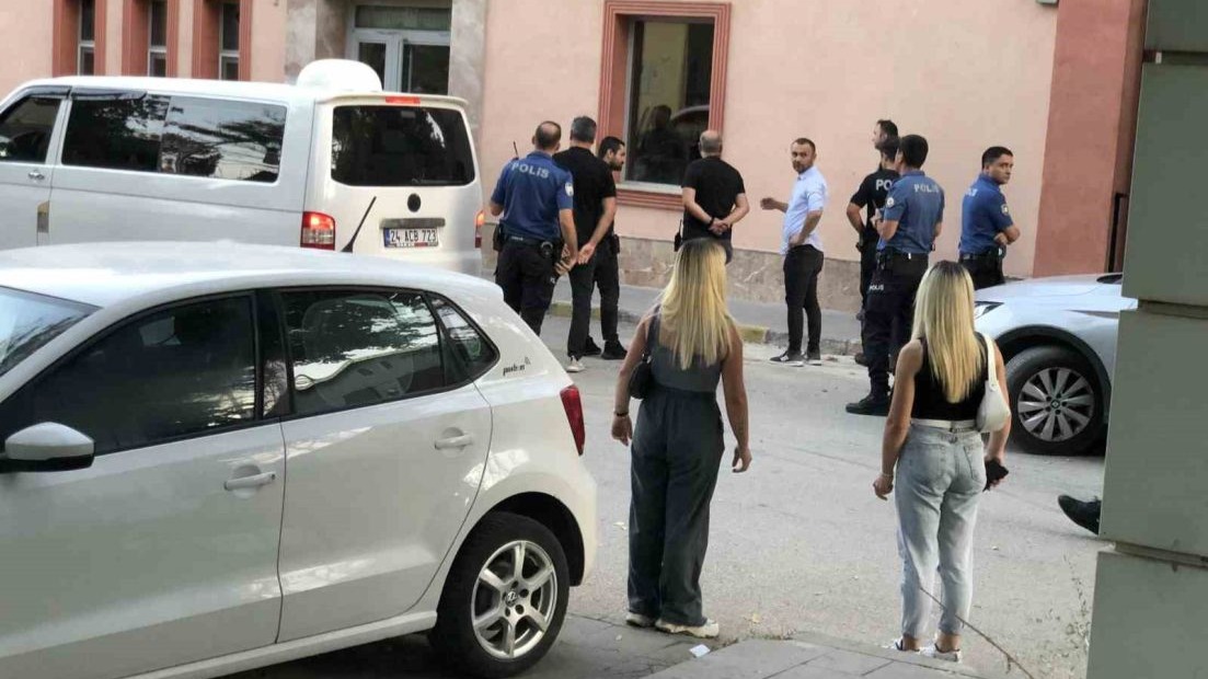 Parkta kızlarının gözü önünde bıçağı boğazına dayayan adamı polisler ikna etti
