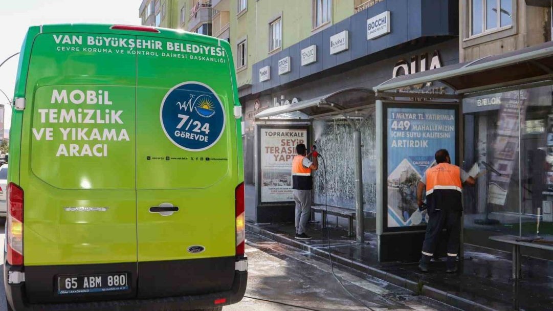 Van’da mobil temizlik ve yıkama aracıyla duraklar artık daha temiz