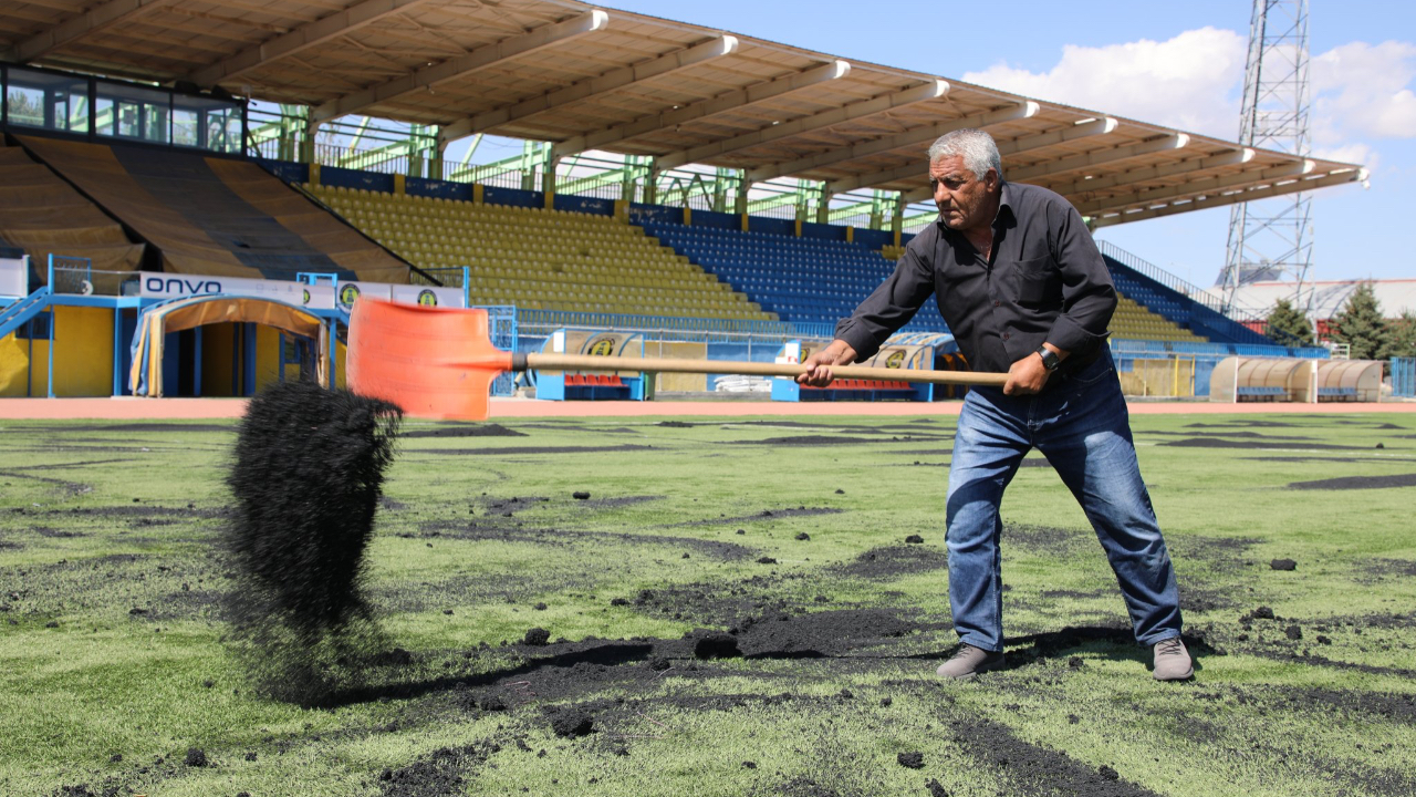 Ağrı’da stadyum zemini modern standartlara kavuşuyor
