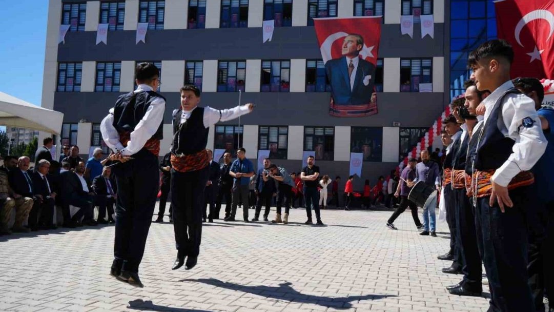 Milli Eğitim Bakanı Yusuf Tekin, Erzurum’da okul açılışını okulun öğrencileriyle birlikte yaptı