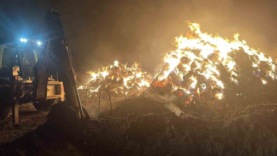 Erzurum’un Tekman ilçesinde yangın; 2 bin 500 balya ot kül oldu