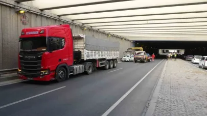 Sivil ekip aracı ile jandarma aracı çarpıştı, trafik kilitlendi