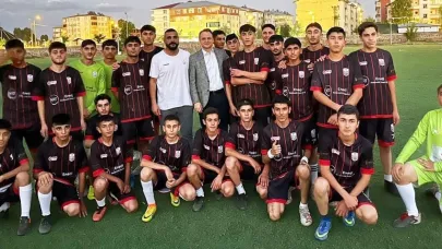 Bulanık Kaymakamı Ömer Övünç Koşansu çocukları sevindirdi